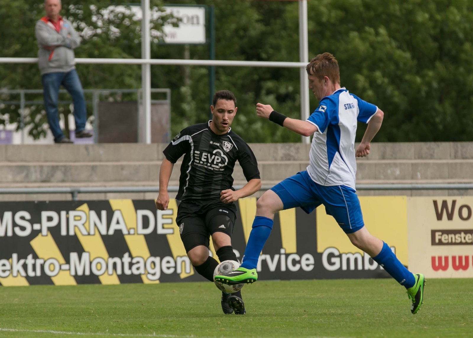 David Seifert spitzelt sich den Ball vorbei. Foto: Marko Förster