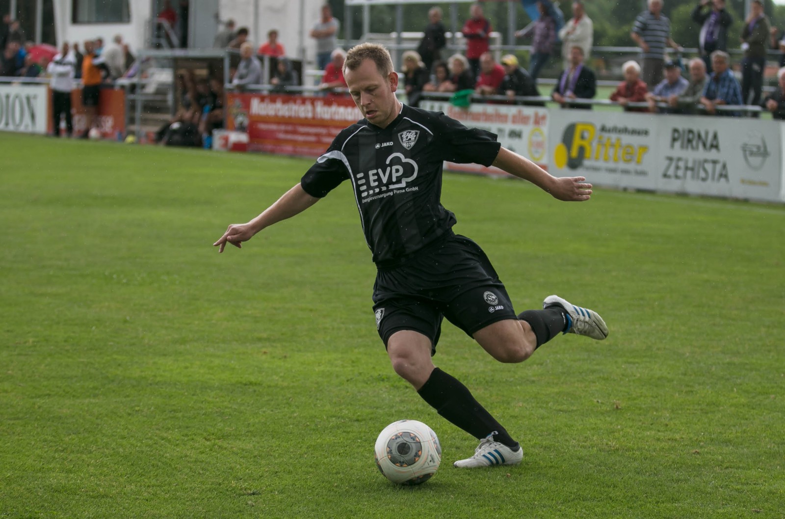 VfL-Spieler Berko Berthold flankt den Ball in den Strafraum. Foto: Marko Förster