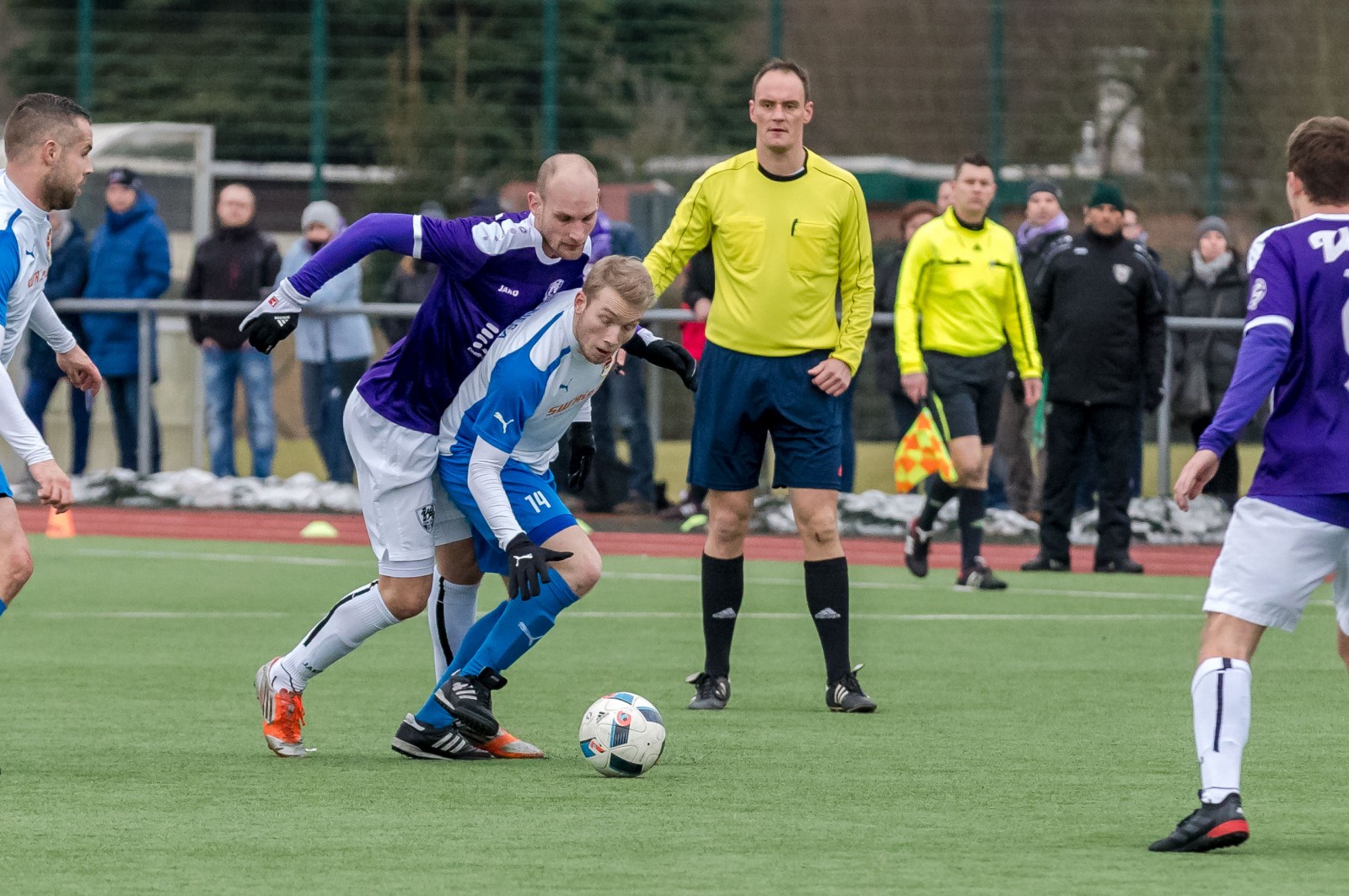 Jan Benes vom VfL Pirna-Copitz setzt seinen Gegenspieler unter Druck. Foto: Marko Förster