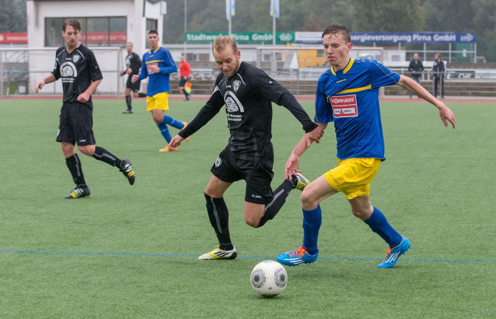 John Braun und die VfL-Defensive setzen den Gegner unter Druck. Foto: Marko Förster
