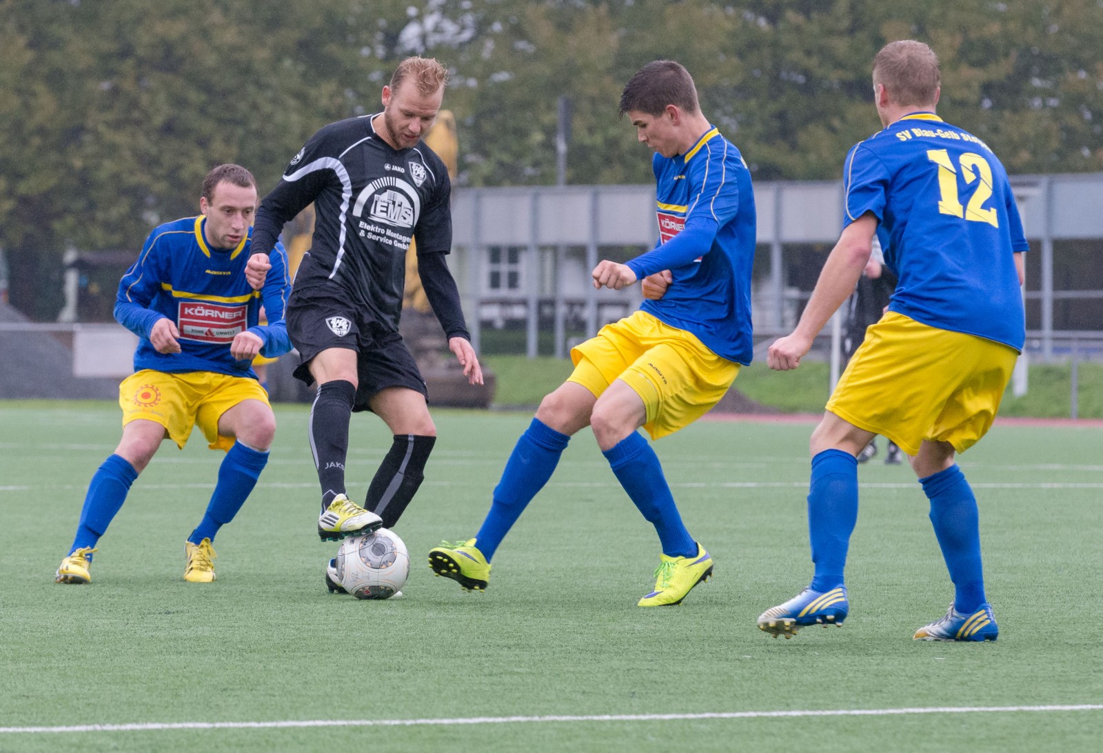 Behauptet den Ball vor mehreren Gegenspielern: John Braun vom VfL. Foto: Marko Förster