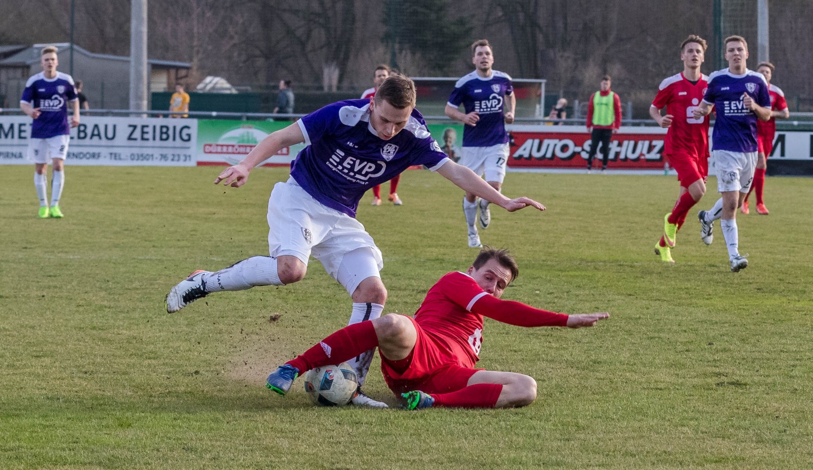 Intensiver Zweikämpfer: VfL-Defensivallrounder Sebastian Scholz im Duell. Foto: Marko Förster