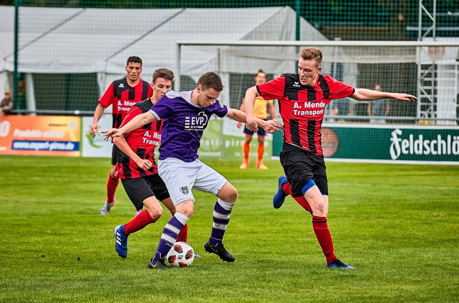 Schirmt den Ball gekonnt ab: VfL-Spieler Sebastian Scholz. Foto: Marko Förster