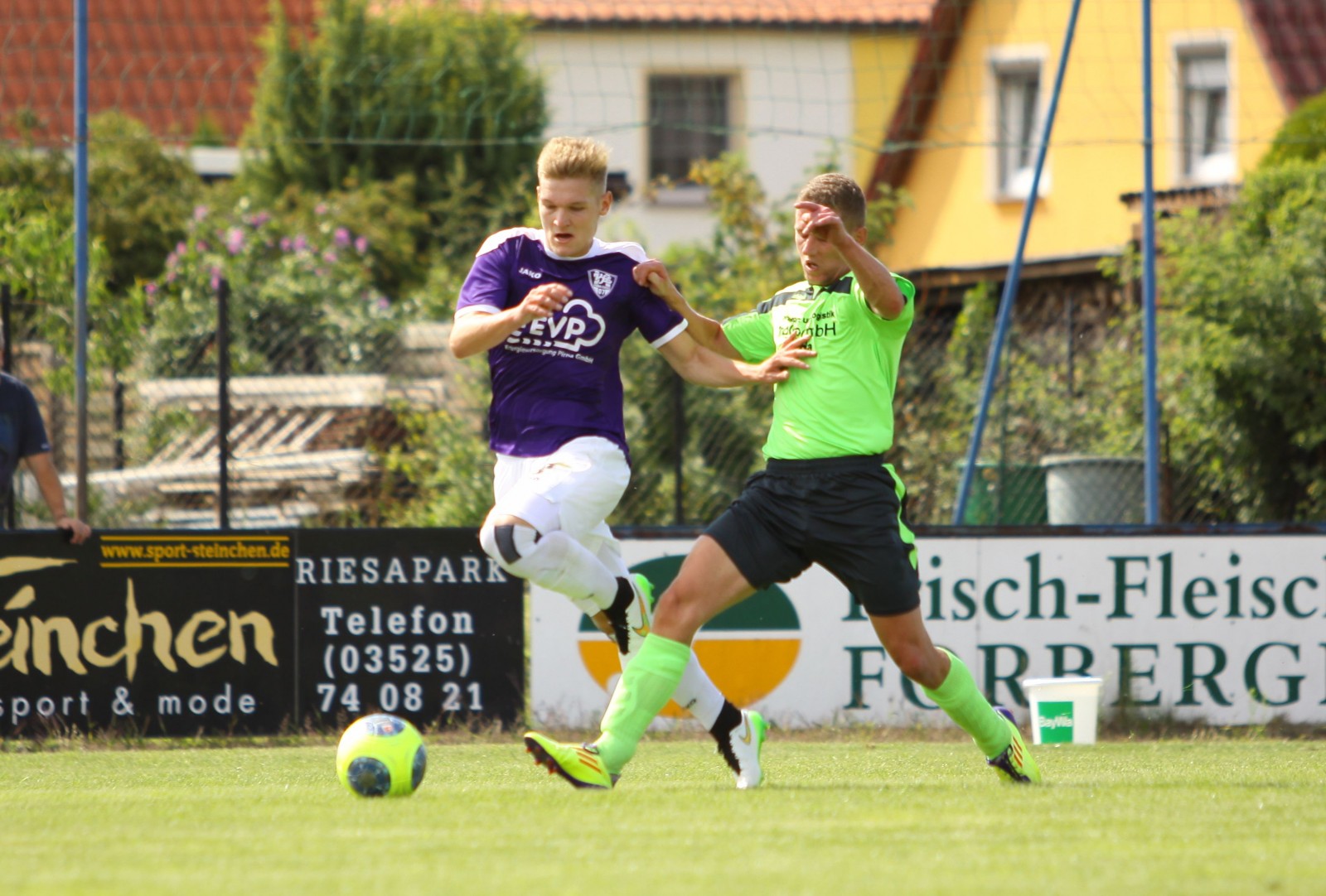 Flink und ballsicher: Kevin Schur geht an seinem Gegner vorbei. Foto: Ronny Belitz - www.ronnybelitz.de