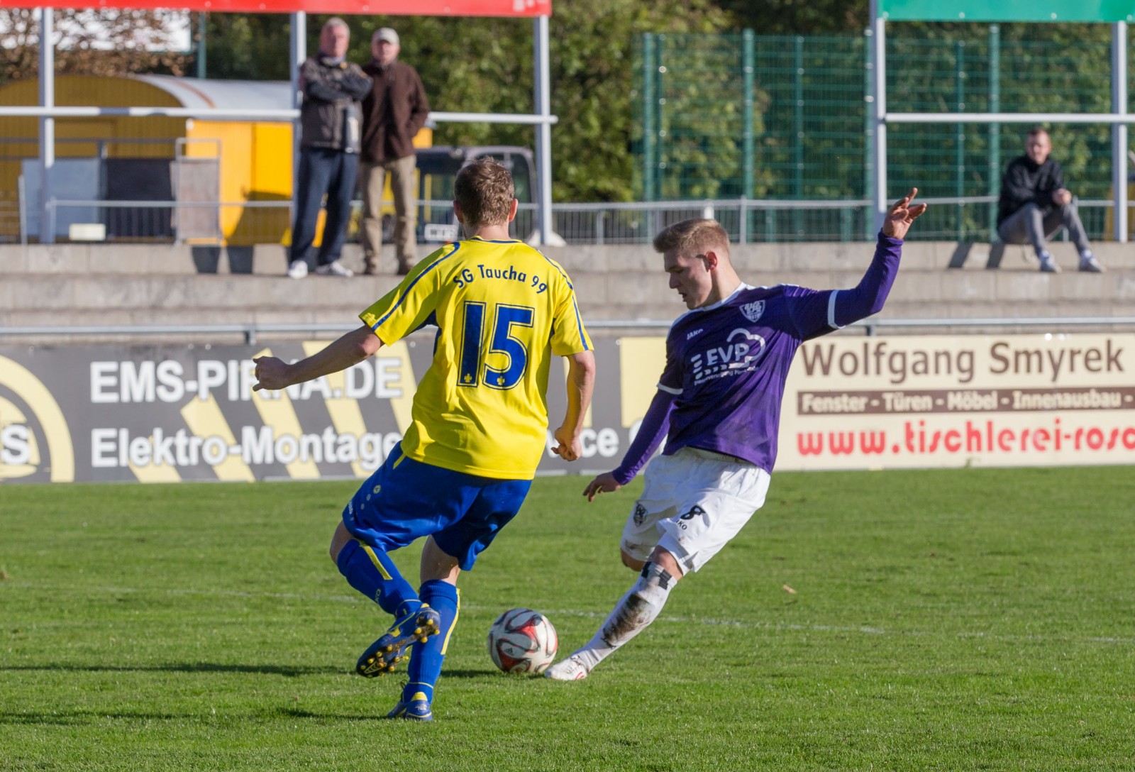 Perfekte Haltung: Kevin Schur vom VfL Pirna schlägt eine Flanke. Foto: M. Förster