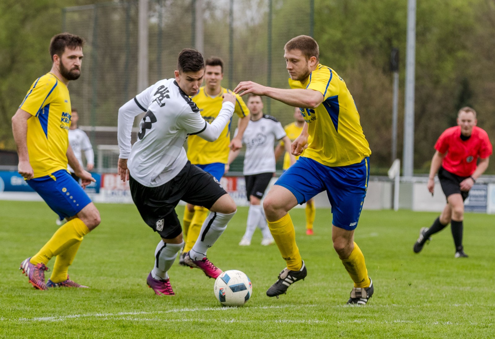 Umzingelt und umkämpft: VfL-Stürmer Marius Riedel wird von mehreren Gegenspielern bewacht. Foto: Marko Förster