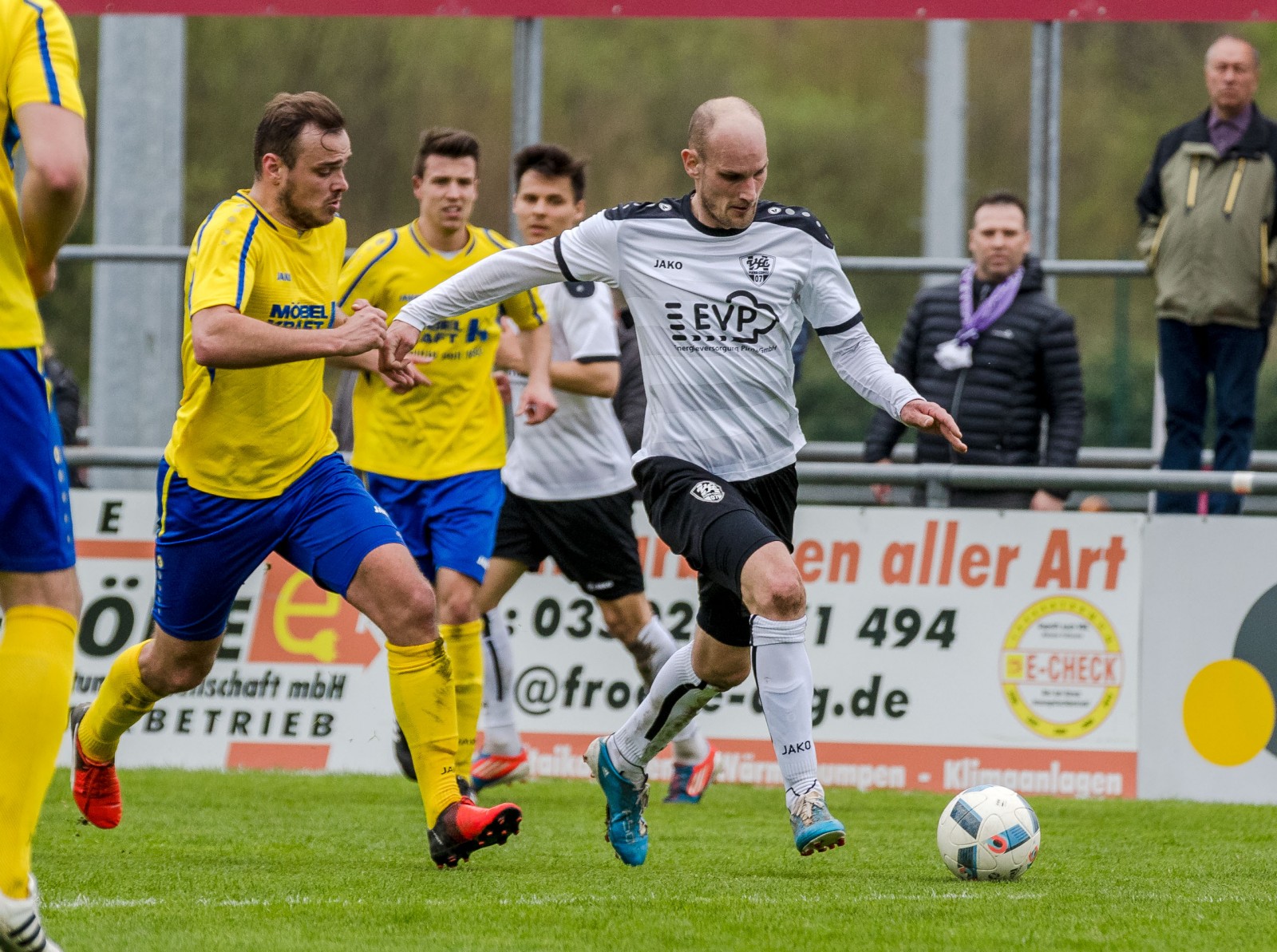 Verfolgungsjagd: VfL-Defensivstratege Jan Benes führt den Ball, die Gegner rennen hinterher. Foto: Marko Förster