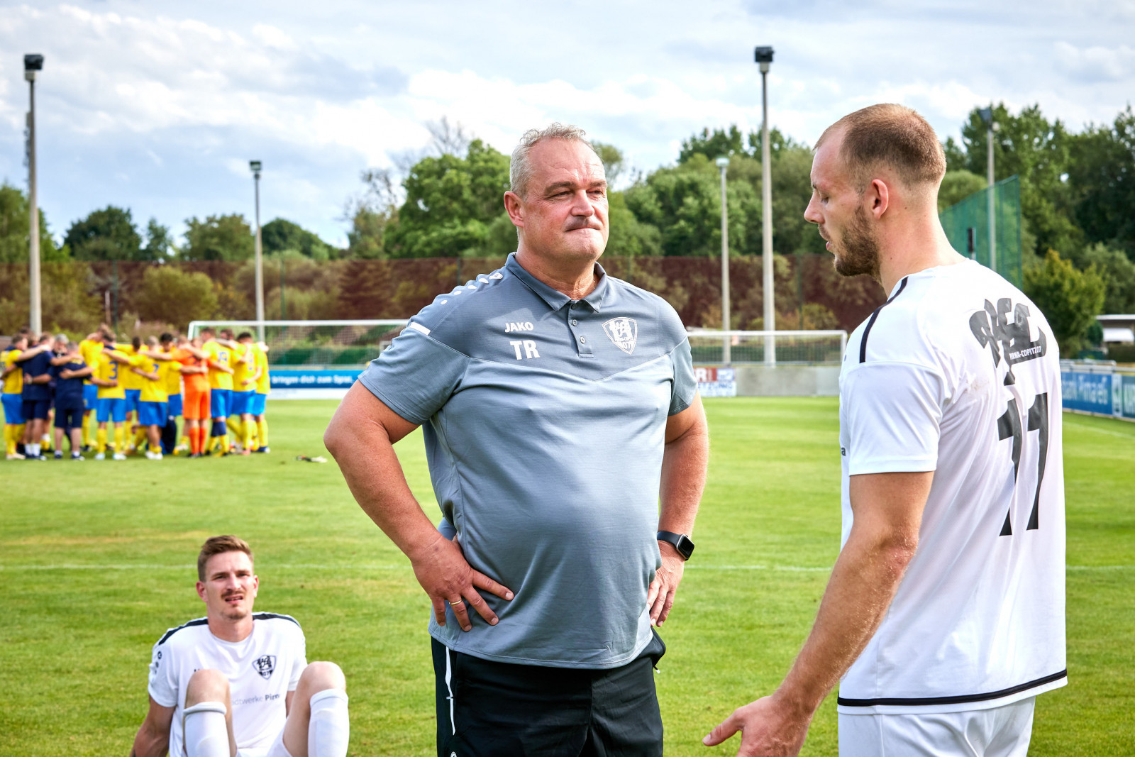 Setzt auf einen engen Austausch: VfL-Trainer Jens Wagner im Gespräch mit VfL-Stürmer Florian Müller. Foto: Marko Förster