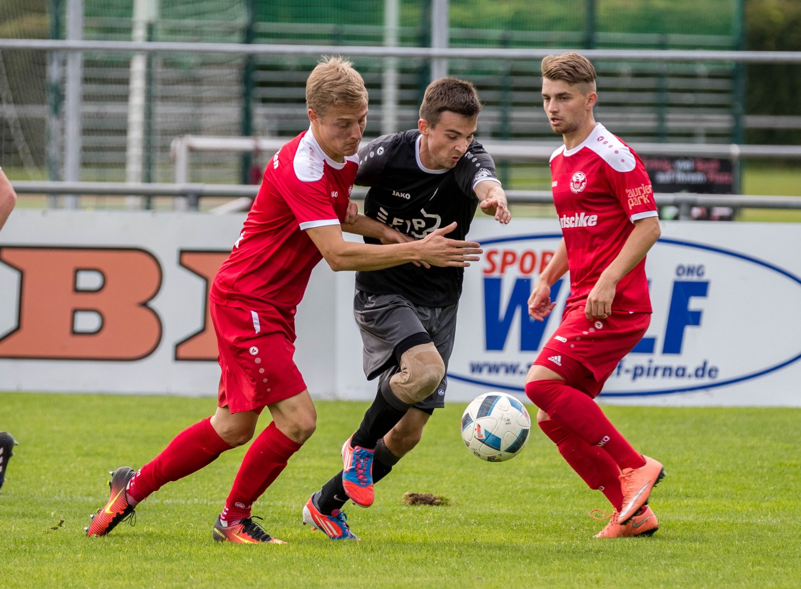 In der Mangel! Gleich zwei Gegner sind notwendig, um VfL-Spieler Martin Schmidt hier zu stoppen. Foto: Marko Förster