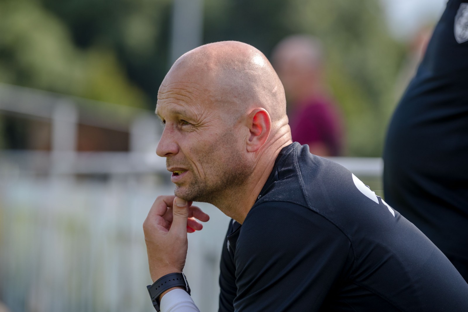 Beobachtet das Spielgeschehen ganz konzentriert: VfL-Trainer Nico Däbritz. Foto: Marko Förster