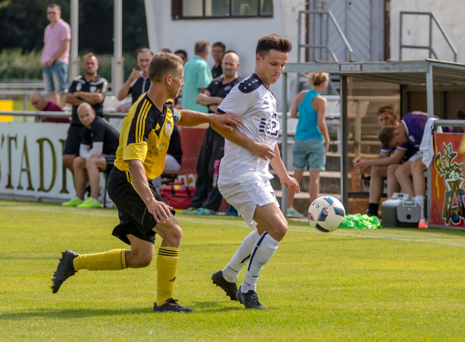 Behauptet den Ball vor seinem Gegner: Erik Weskott vom VfL. Foto: Marko Förster