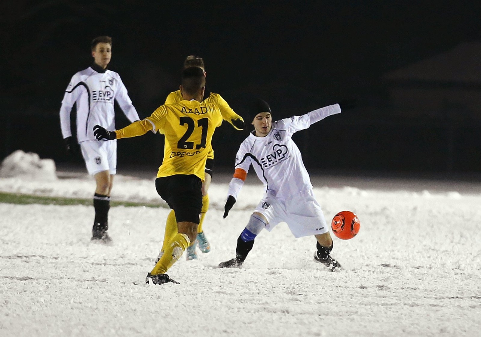 Schneekampf auf dem Kunstrasen: VfL-Spieler Rechenberger geht zum Ball. Foto: Marko Förster