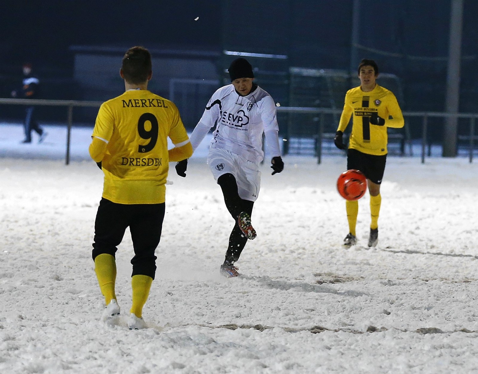 VfL-Spieler John Braun schlägt eine Flanke. Foto: Marko Förster