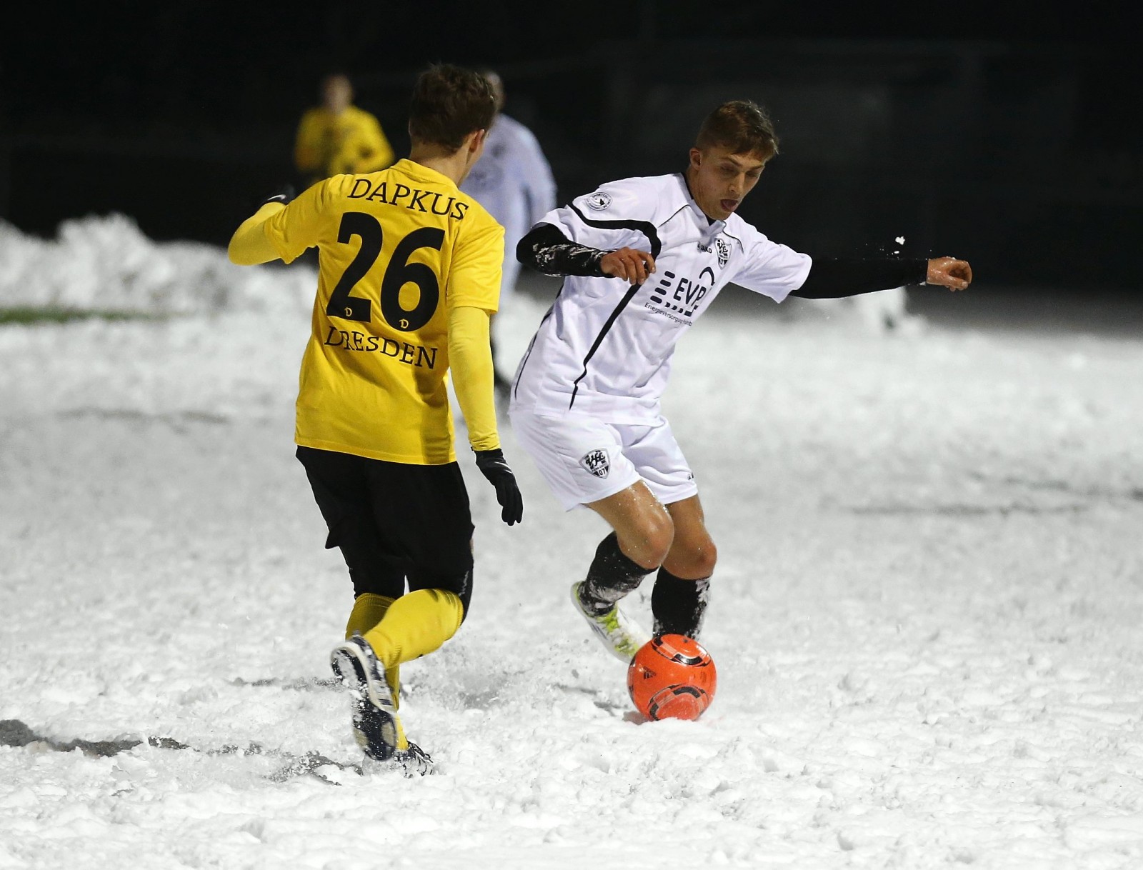 Diesmal ging es, anders als 2013, ohne Schnee gegen Dynamo II. Foto: Marko Förster