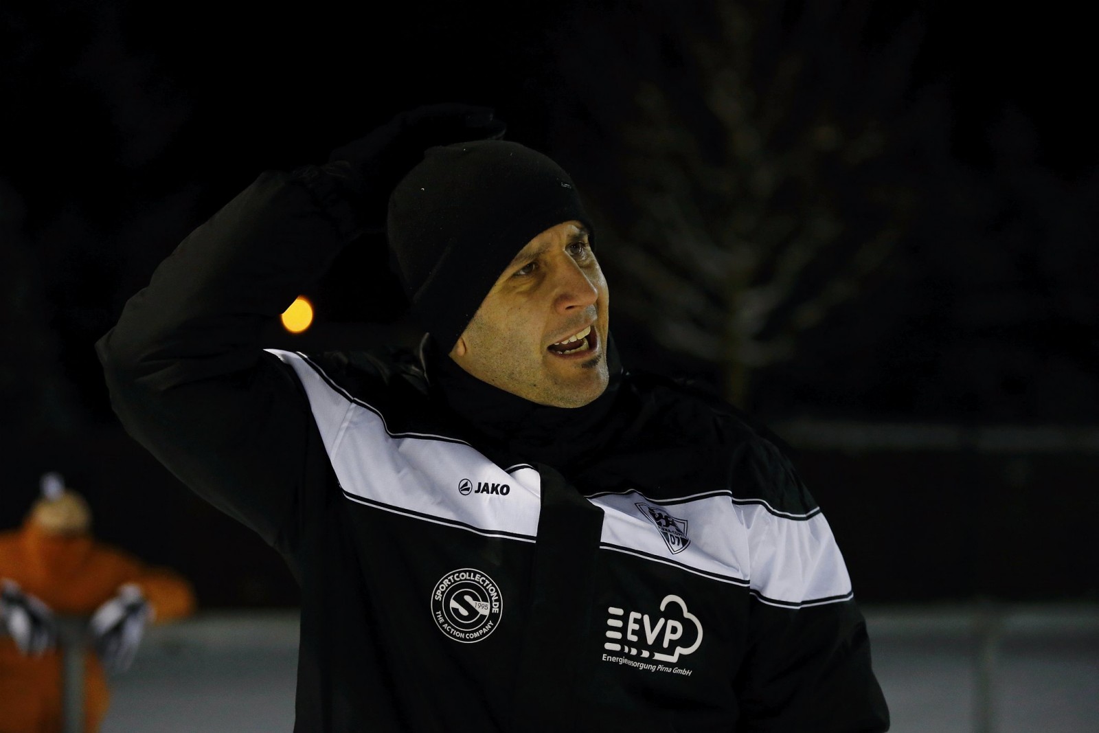 VfL-Trainer Elvir Jugo beobachtet das Spiel seiner Jungs. Foto: Marko Förster