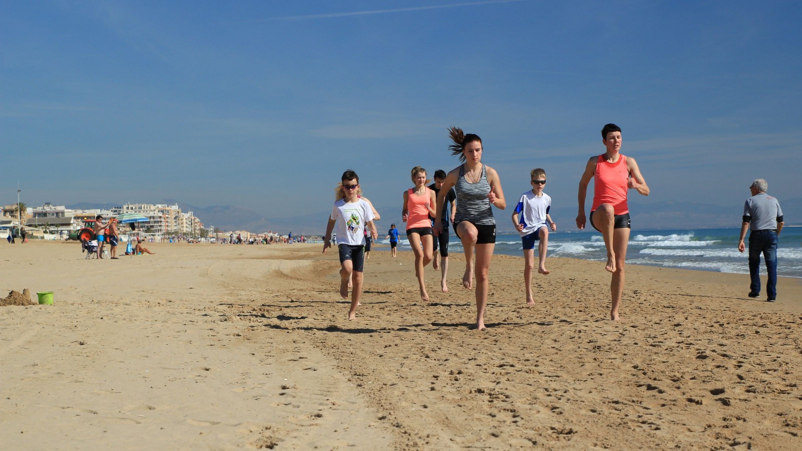 Sonne, Strand und Sport: Beste Bedingungen für die VfL-Leichtathleten.