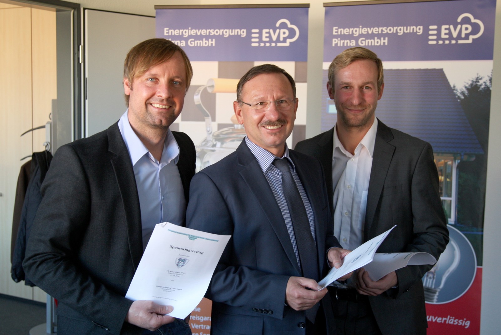 Starke Partner: Der VfL mit Stefan Bohne (l.) und Oliver Herber (r.) sowie die EVP mit Herbert Marquard. Foto: Daniel FÃ¶rster