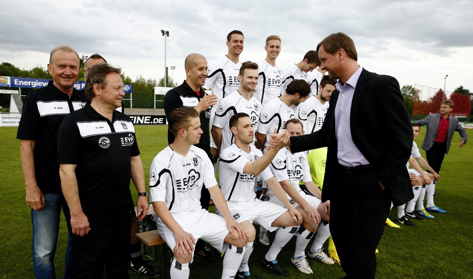 Teamfoto: Stefan Bohne, VfL-Vorsitzender, begrüßt die Mannschaft. Foto: Marko Förster