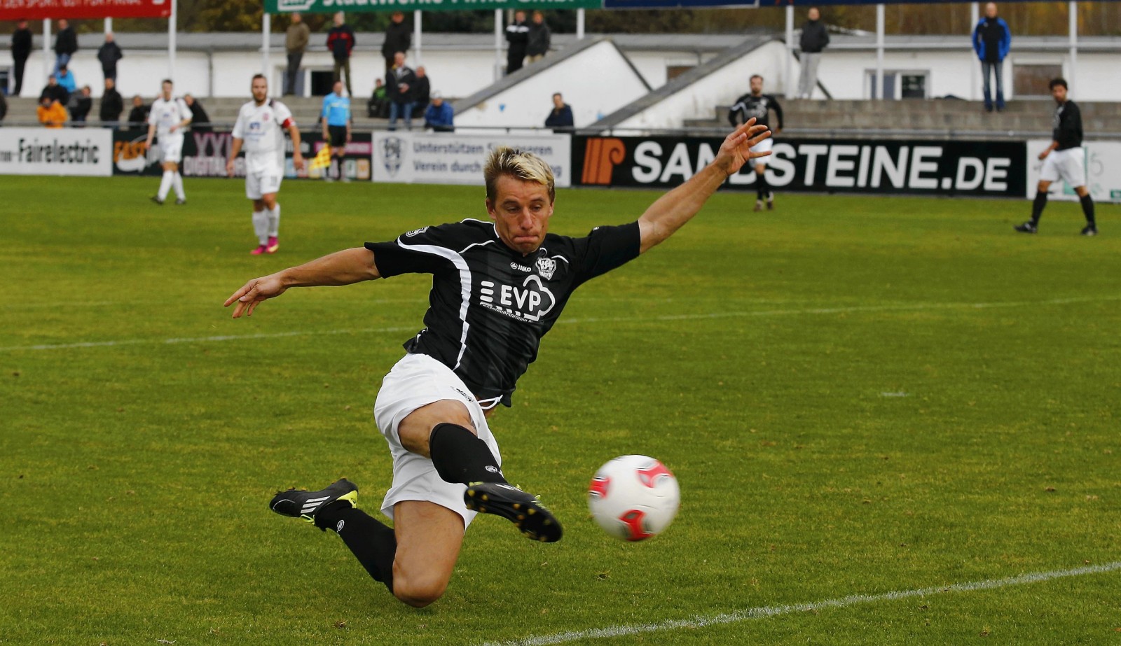 Artistisch nimmt VfL-Torjäger Ronny Kreher den Ball. Foto: Marko Förster