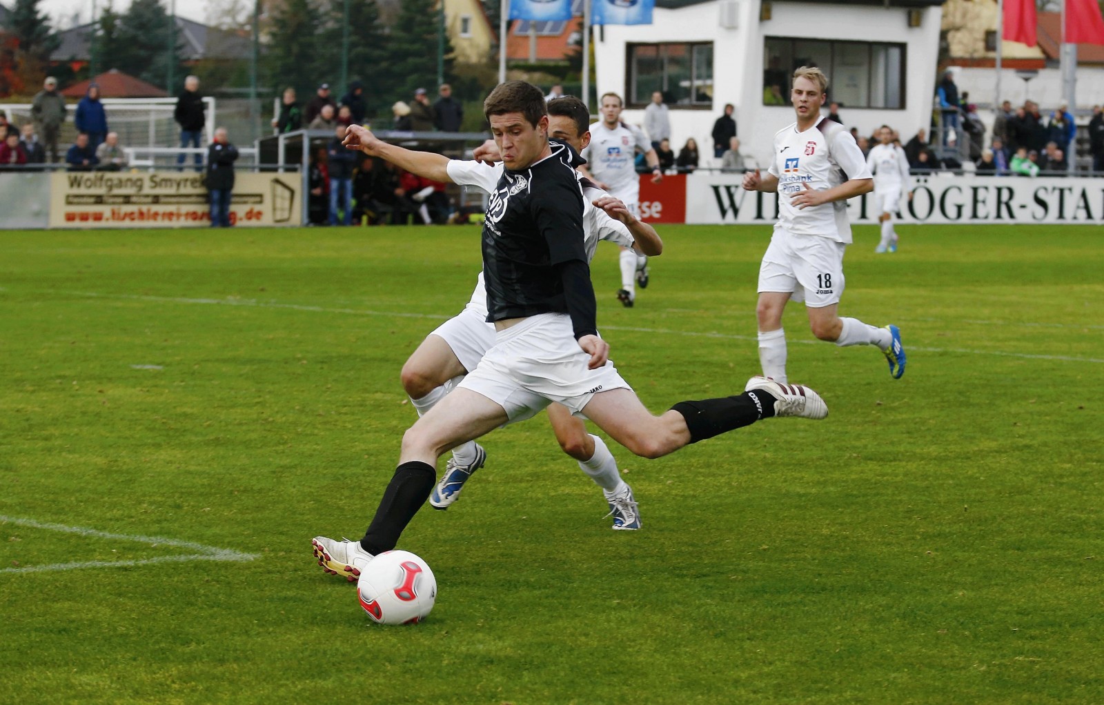 VfL-Stürmer Marcel Kleber zieht kraftvoll ab. Foto: Marko Förster