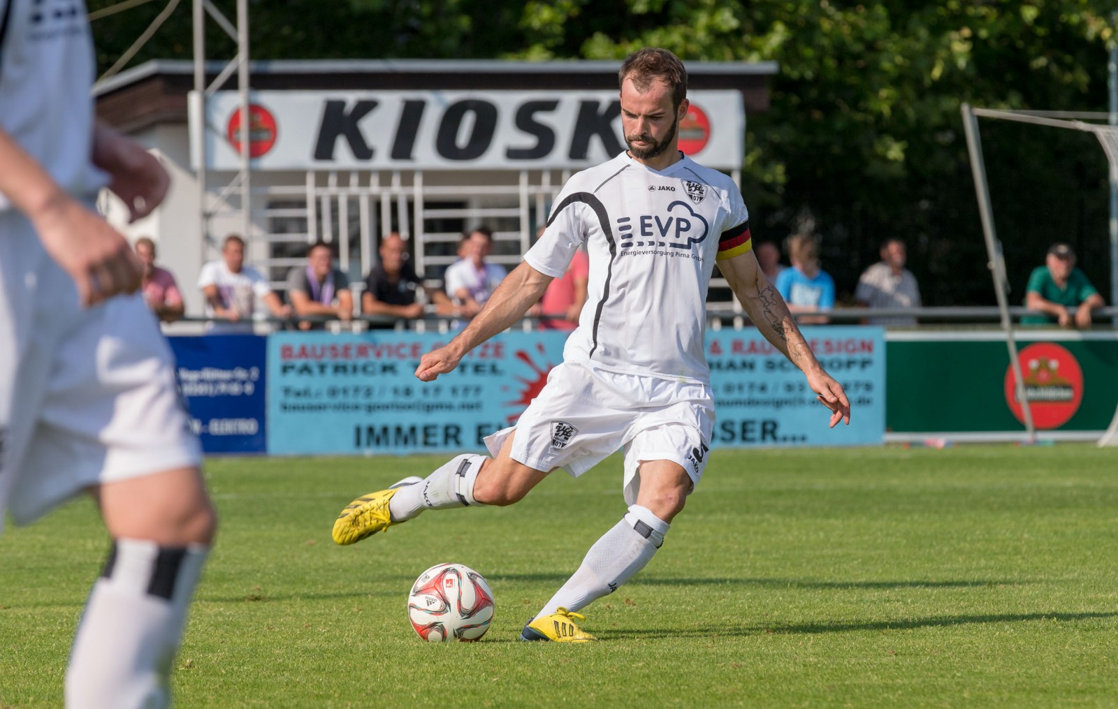 Saubere Haltung beim Flugball: VfL-Kapitän Christoph Hartmann. Foto: Marko Förster