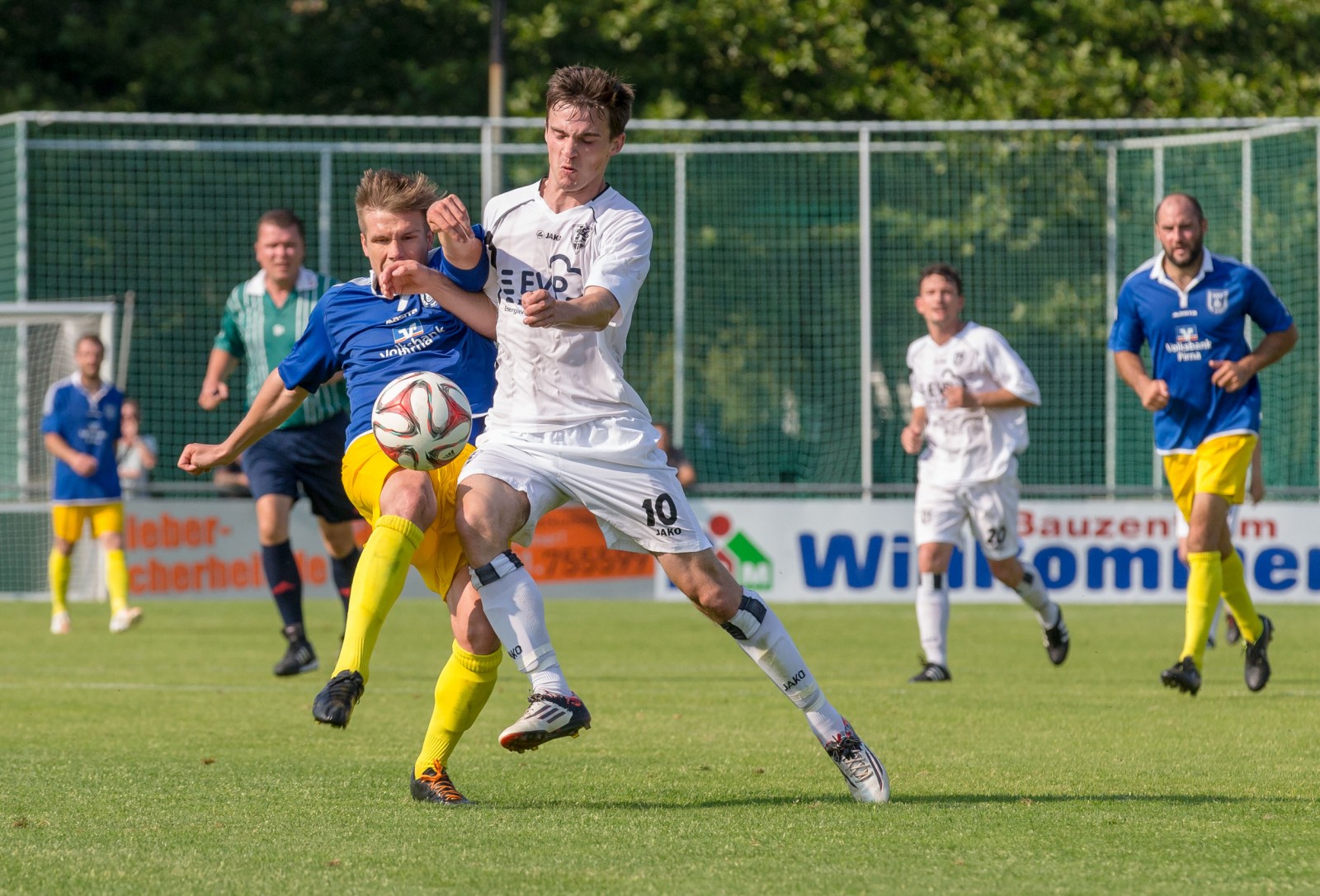 Martin Schmidt (re.) setzt sich robst gegen seinen Gegenspieler durch. Foto: Marko FÃ¶rster