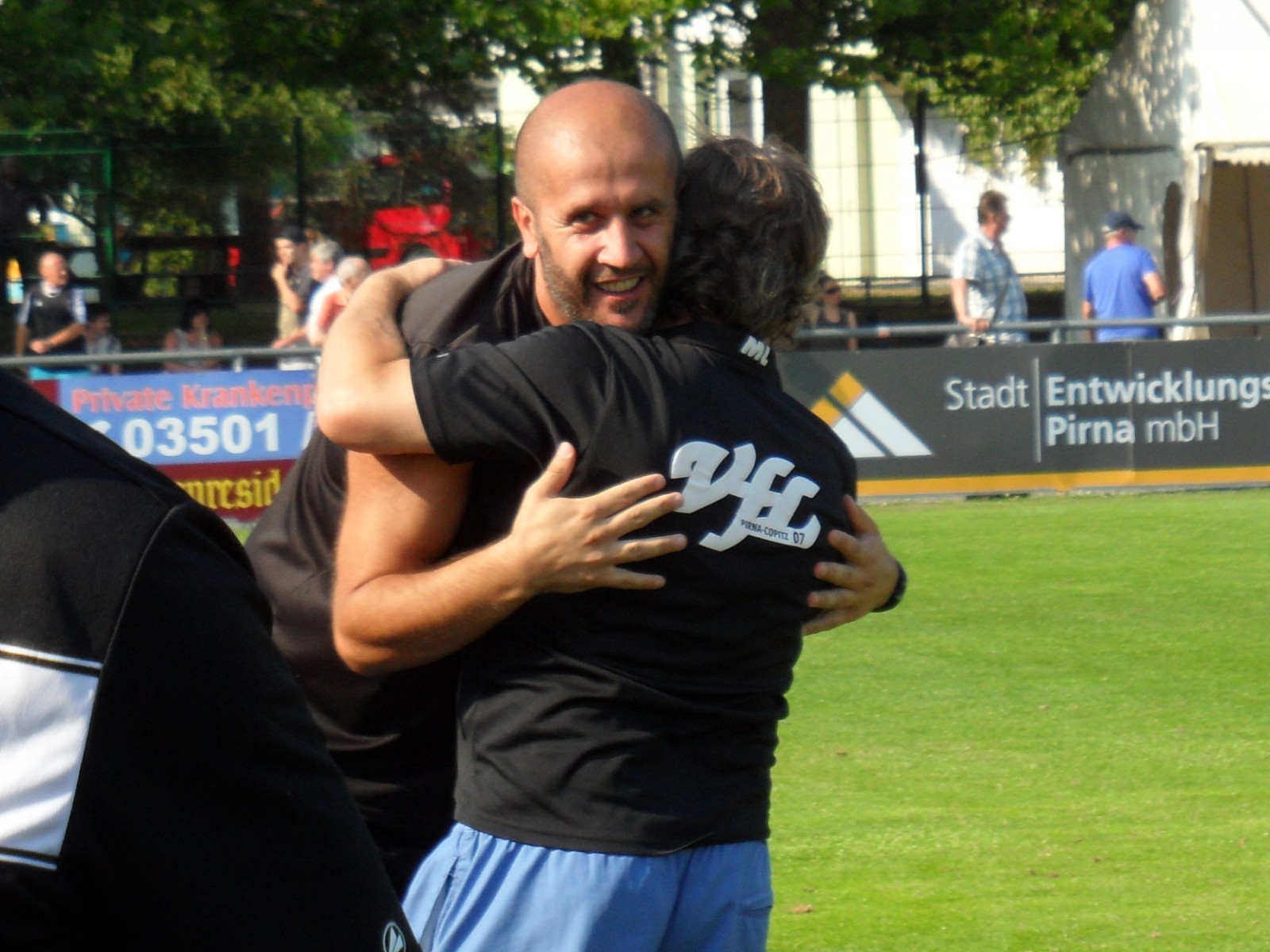 Geschafft! VfL-Coach Elvir Jugo jubelt mit VfL-Mannschaftsleiter Matthias Wustmann über den Derbysieg. Foto: VfL/rz