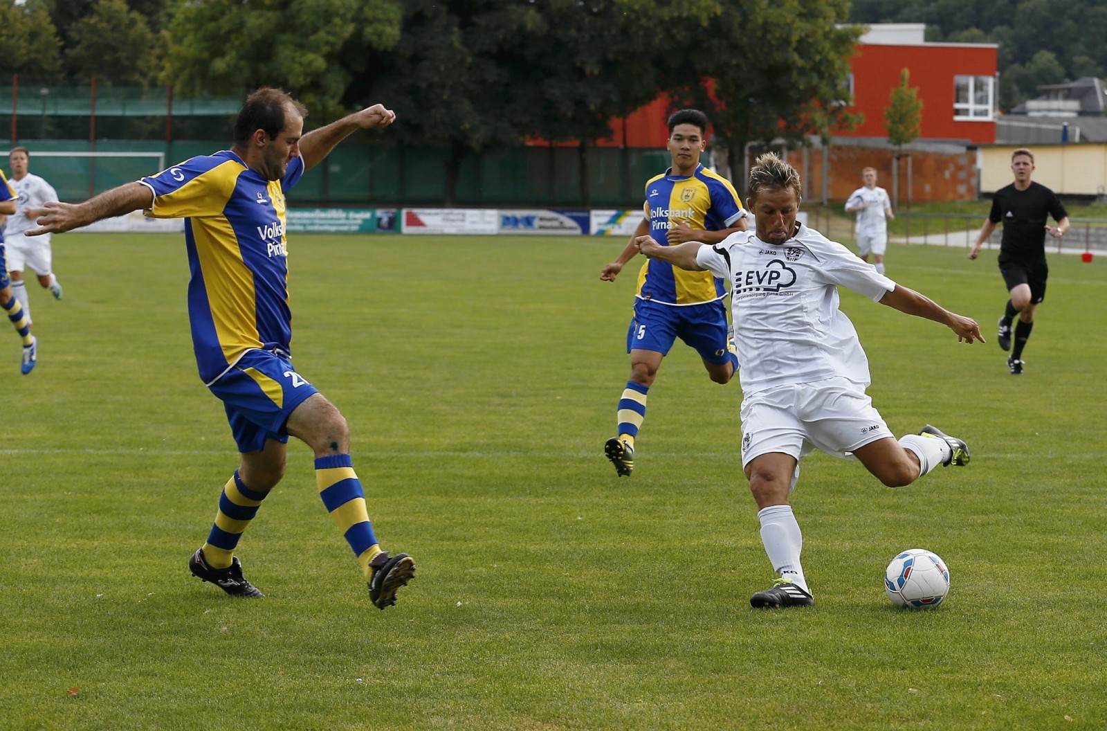 VfL-Zugang Ronny Kreher zieht kraftvoll ab. Foto: Marko Förster