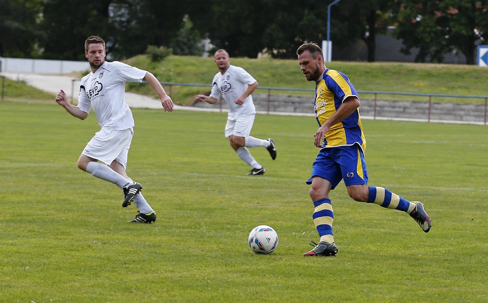 Johannes Hartmann (li.) und Heiko Bandulewitz (Mi.) sind die defensiven StÃ¼tzen beim VfL. Foto: Marko FÃ¶rster