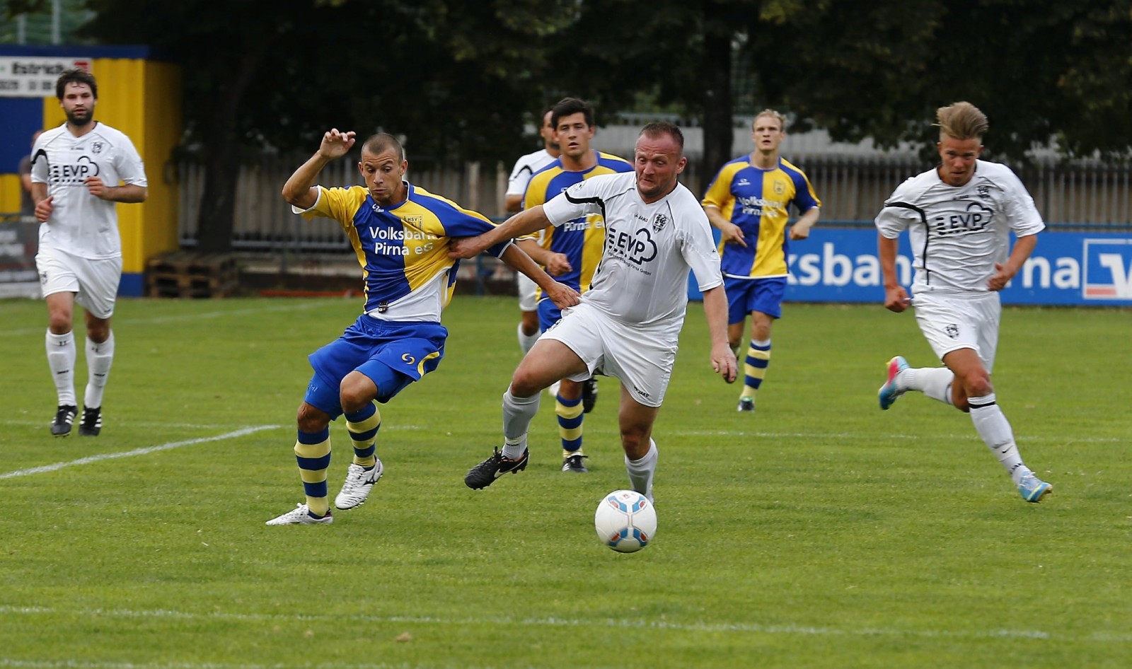 Heiko Bandulewitz (M.) mit all seiner Leidenschaft im Zweikampf. Foto: Marko Förster