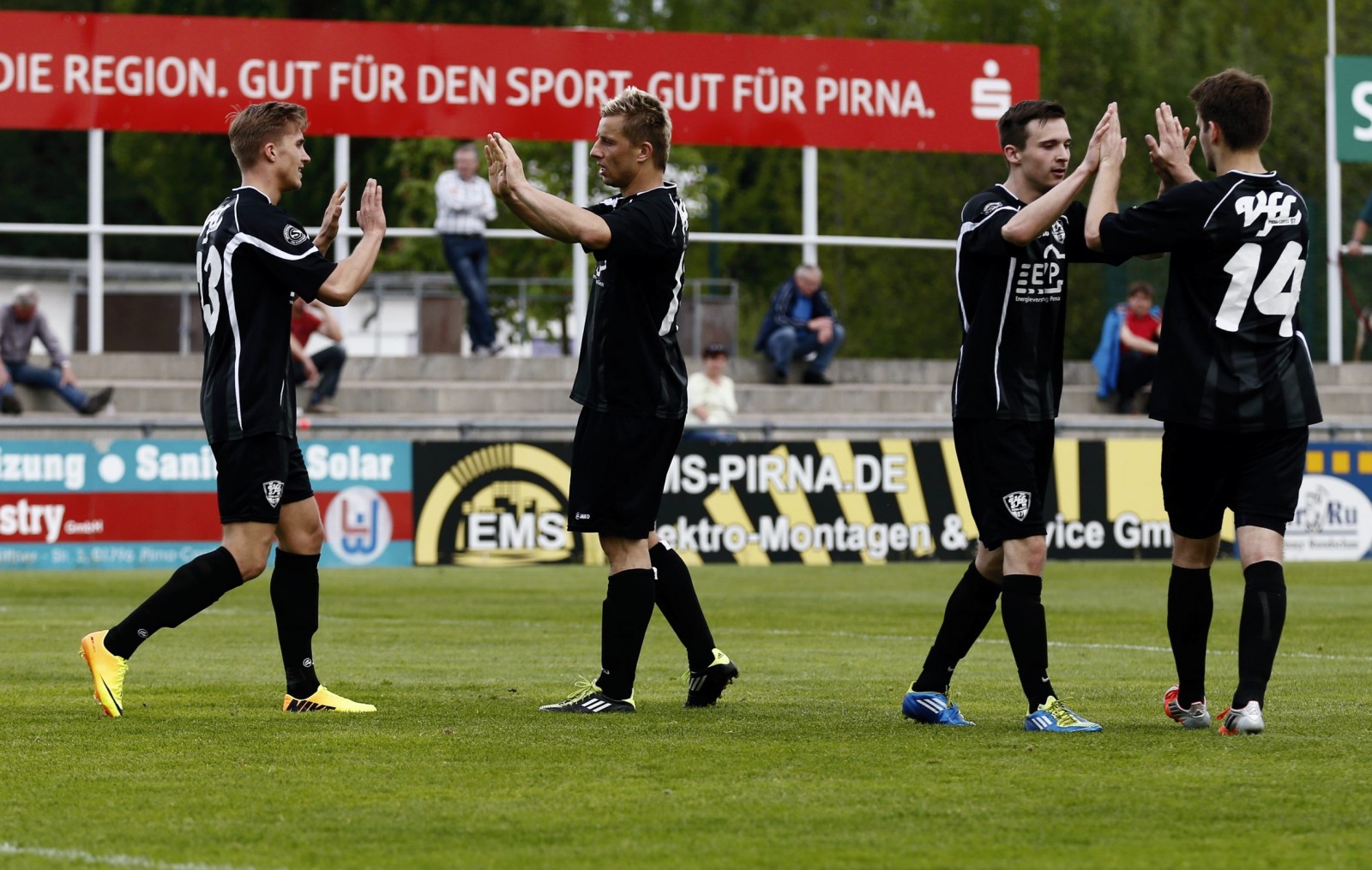 Abklatschen! Die VfL-Offensive bejubelt einen Treffer. Foto: Marko Förster