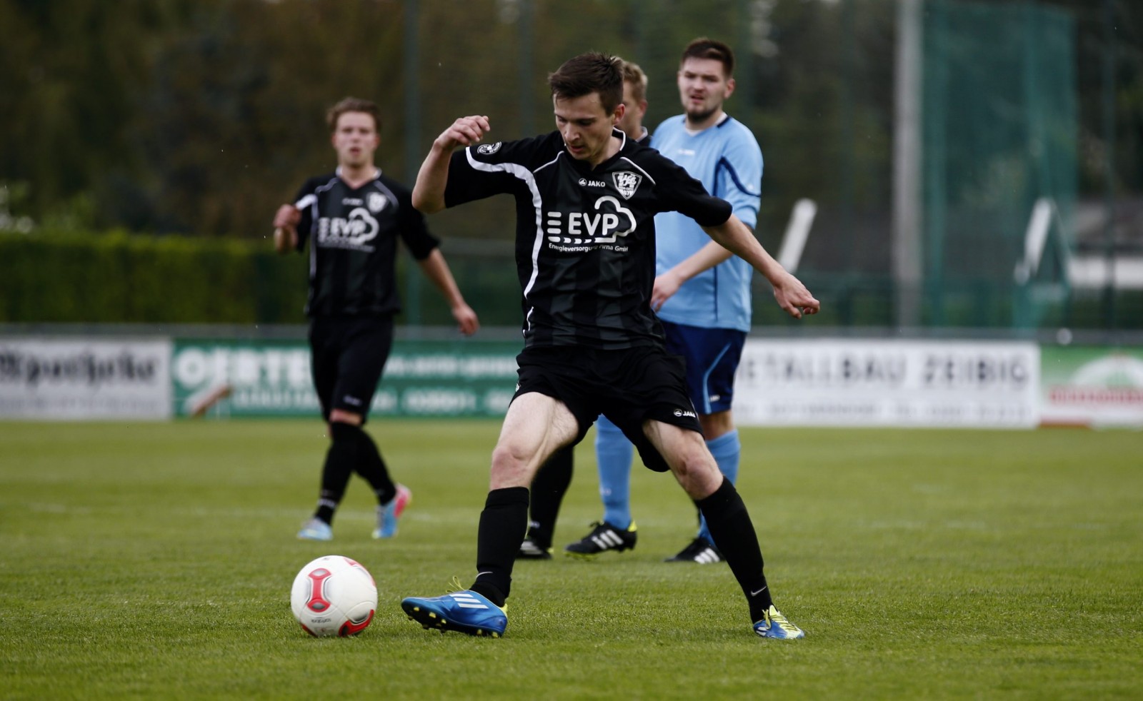 VfL-Jungstar Martin Schmidt geht zum Ball. Foto: Marko Förster