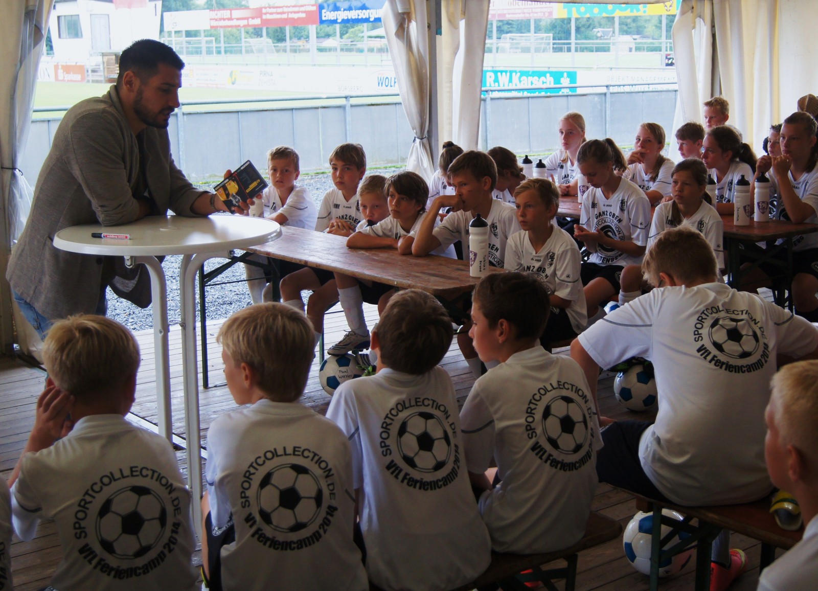 Hatte auf jede Frage eine Antwort: Cristian Fiel von Dynamo im Gespräch mit den Kids. Foto: VfL