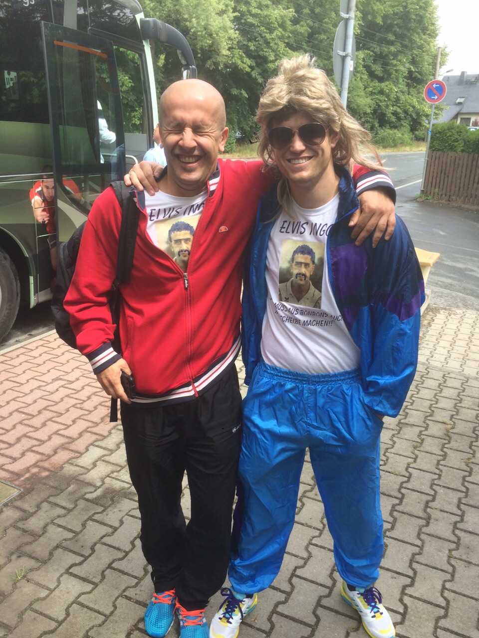 SpaÃŸ bei der letzten AuswÃ¤rtsfahrt: VfL-Trainer Elvir Jugo (li.) mit Marcel Kleber. Foto: VfL/hb