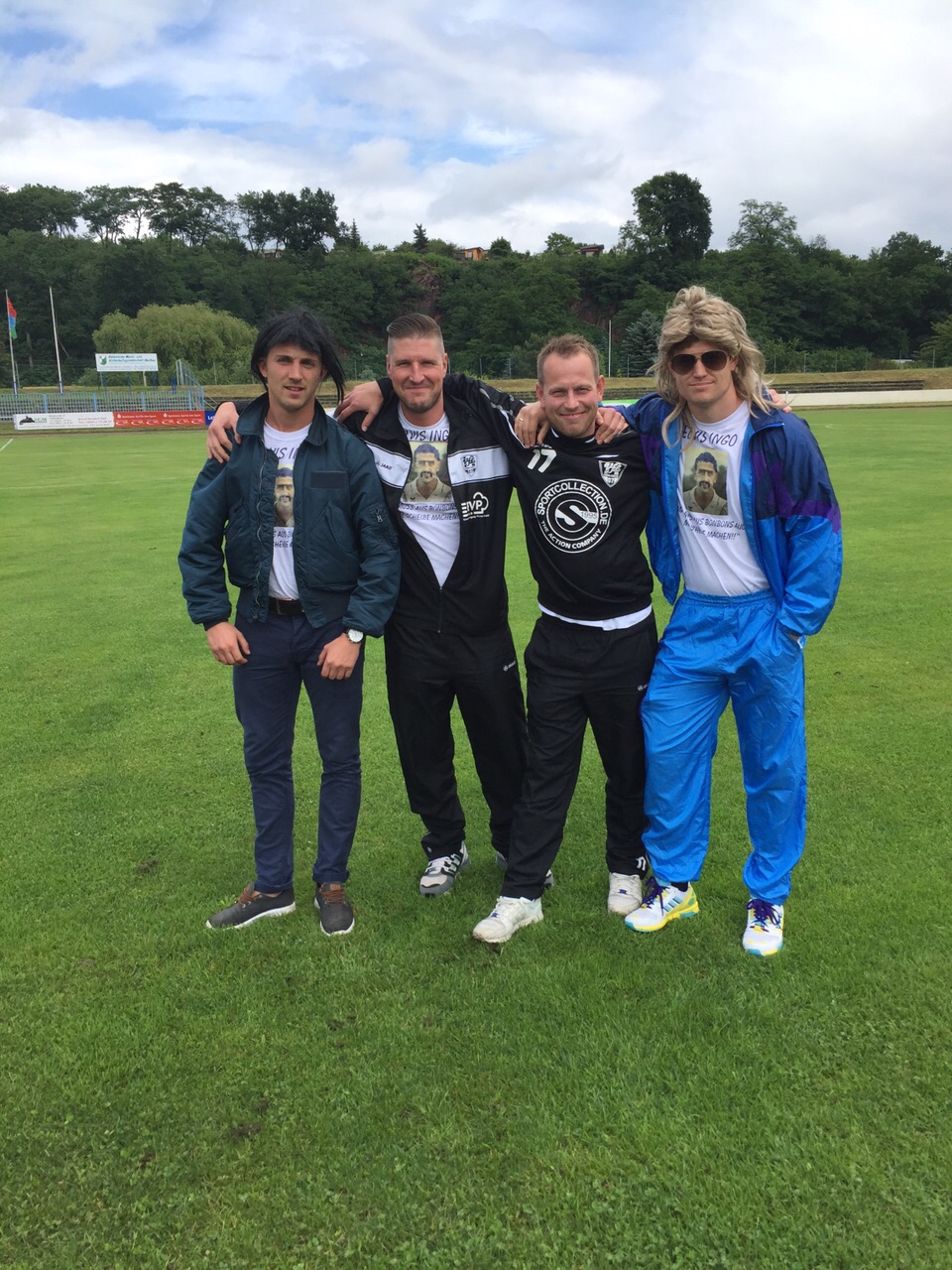 Die VfL-Spieler trugen Perücke, Retro-Trainingsanzüge und selbst gestaltete T-Shirts. Foto: VfL/hb