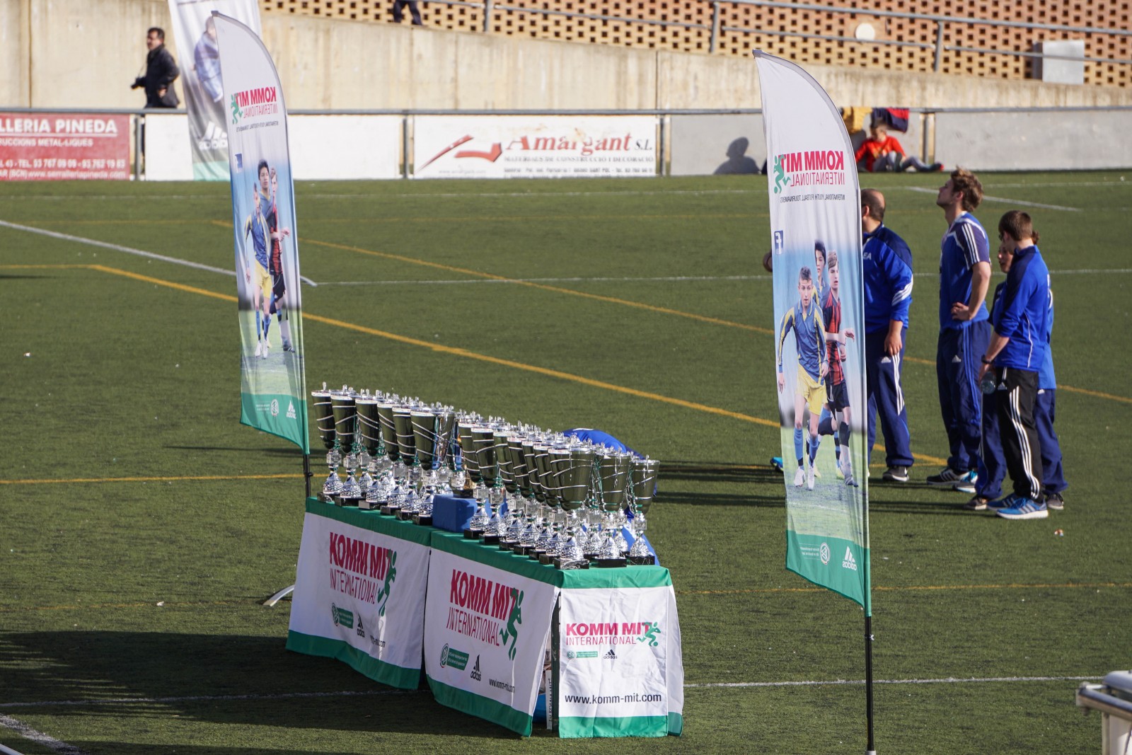 Dann ging es zum Turnier: Zur Eröffnung wurden die Pokale präsentiert. Foto: VfL