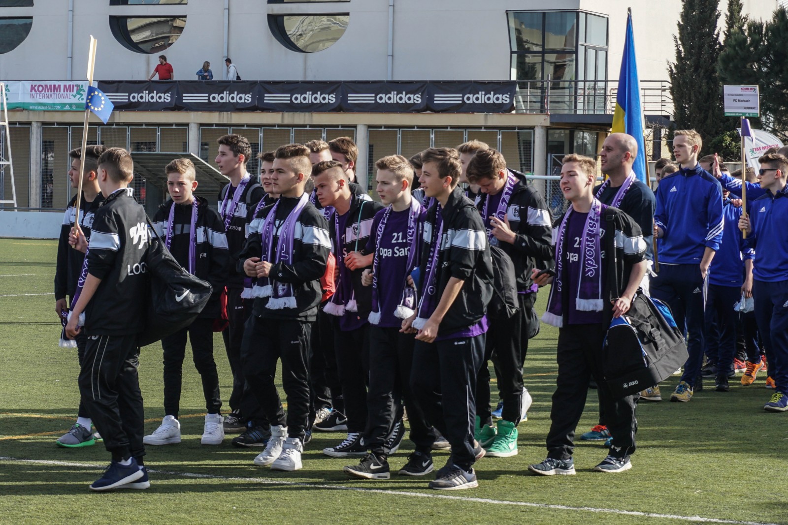 Einheitlicher Trainingsanzug und VfL-Schal: So lief die C-Jugend zur Mannschaftspräsentation ein. Foto: VfL