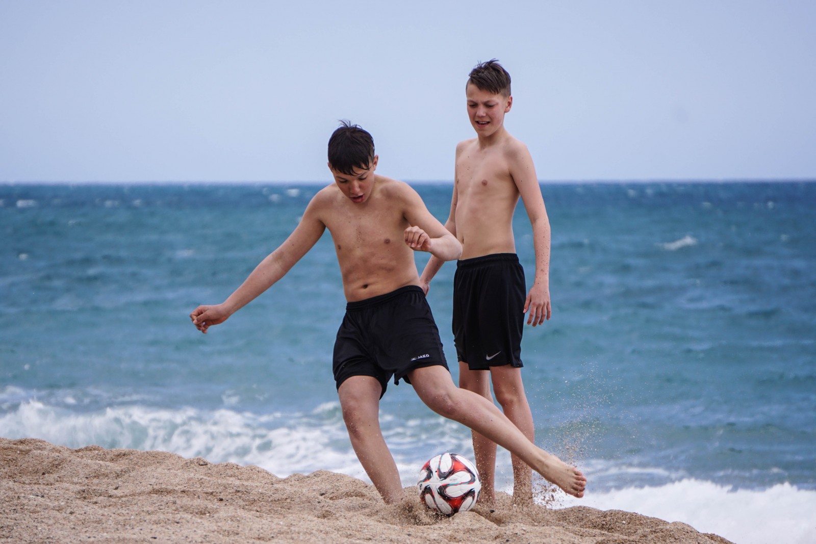 Zwischen den Turnierspielen wurde auch am Strand von Barcelona gekickt. Foto: VfL