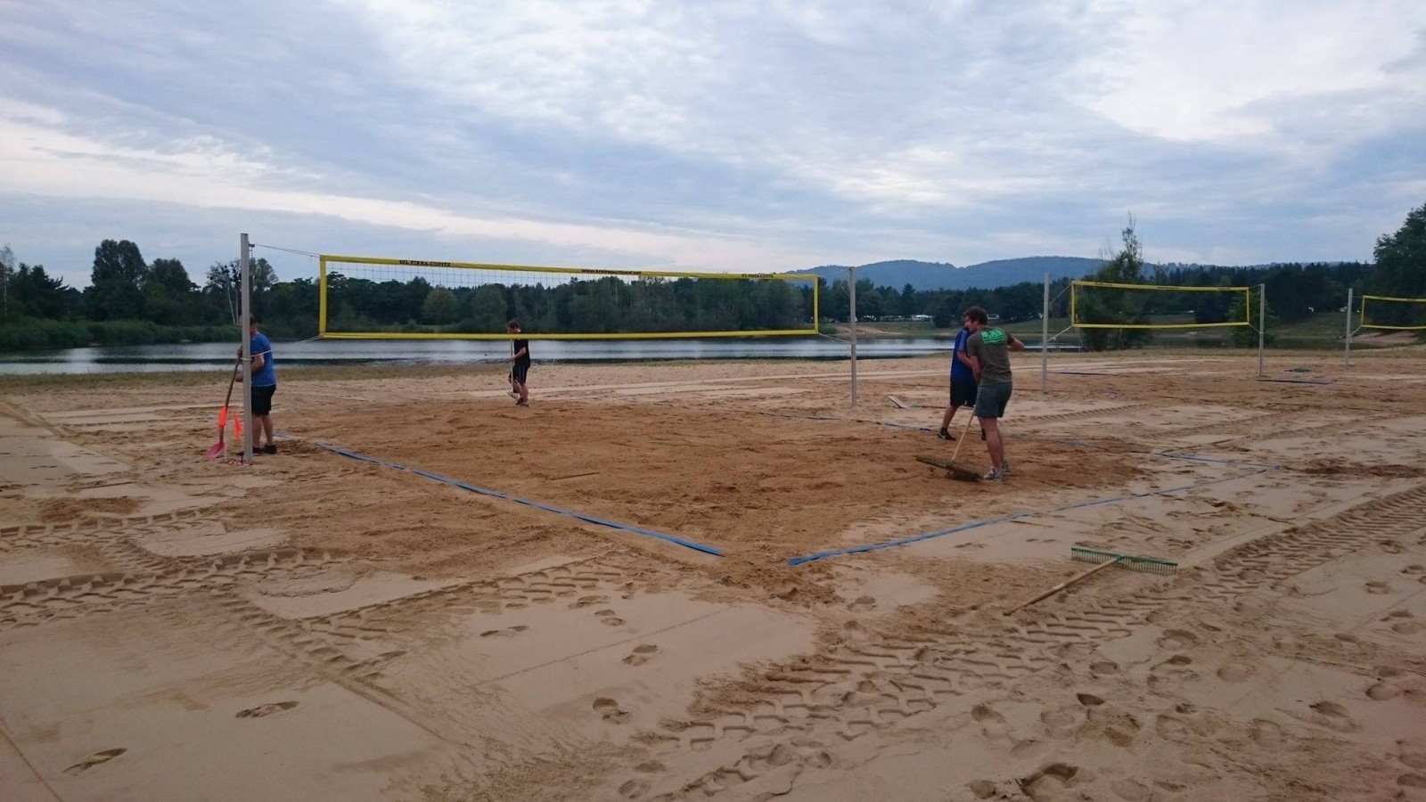 So fing alles an: Die Volleyballer des VfL Pirna-Copitz bereiten das Beach-Feld vor. Foto: VfL