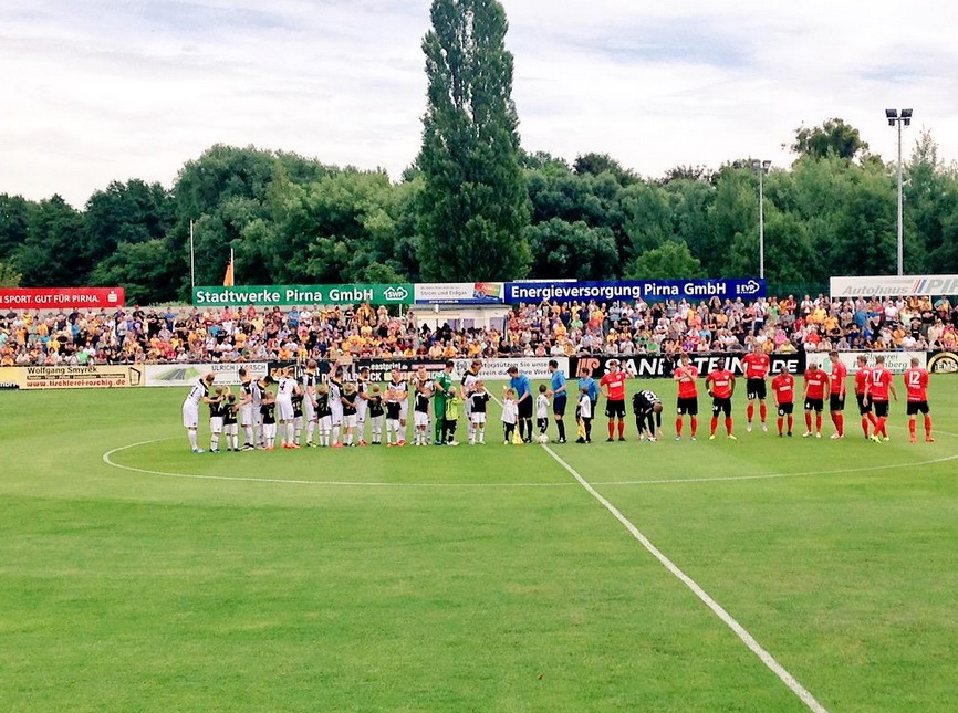 Herzlich willkommen! Die Mannschaften begrüßen die Zuschauer vor dem Anpfiff. Foto: SG Dynamo via Twitter