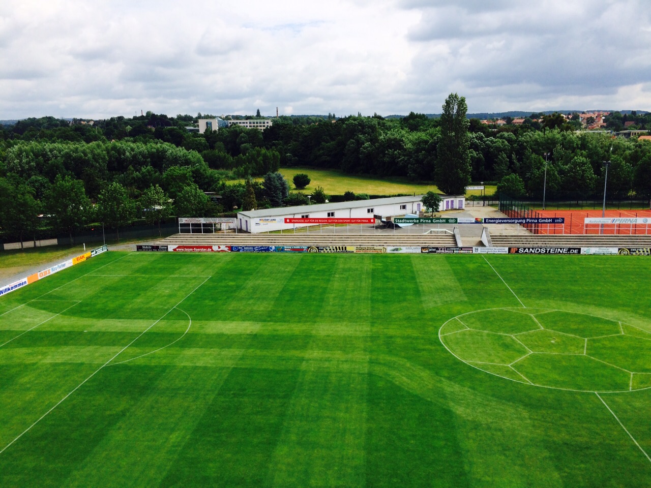 Hervorragende Rasenkunst im Willy-Tröger-Stadion des VfL Pirna - Danke an unseren Platzwart. Foto: VfL