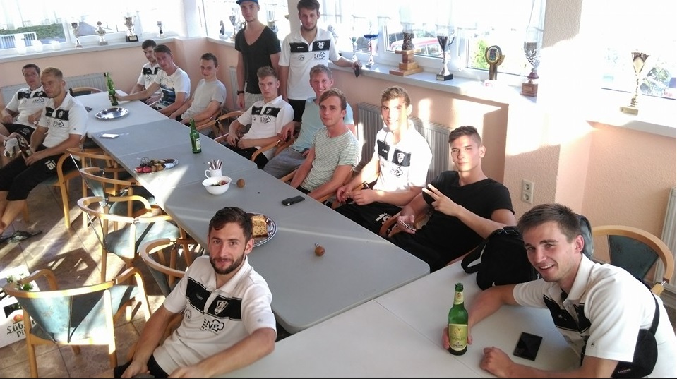 Nach dem Spiel ist vor dem Spiel: Das VfL-Team stärkt sich bei Brötchen und Kuchen. Foto: VfL/rz