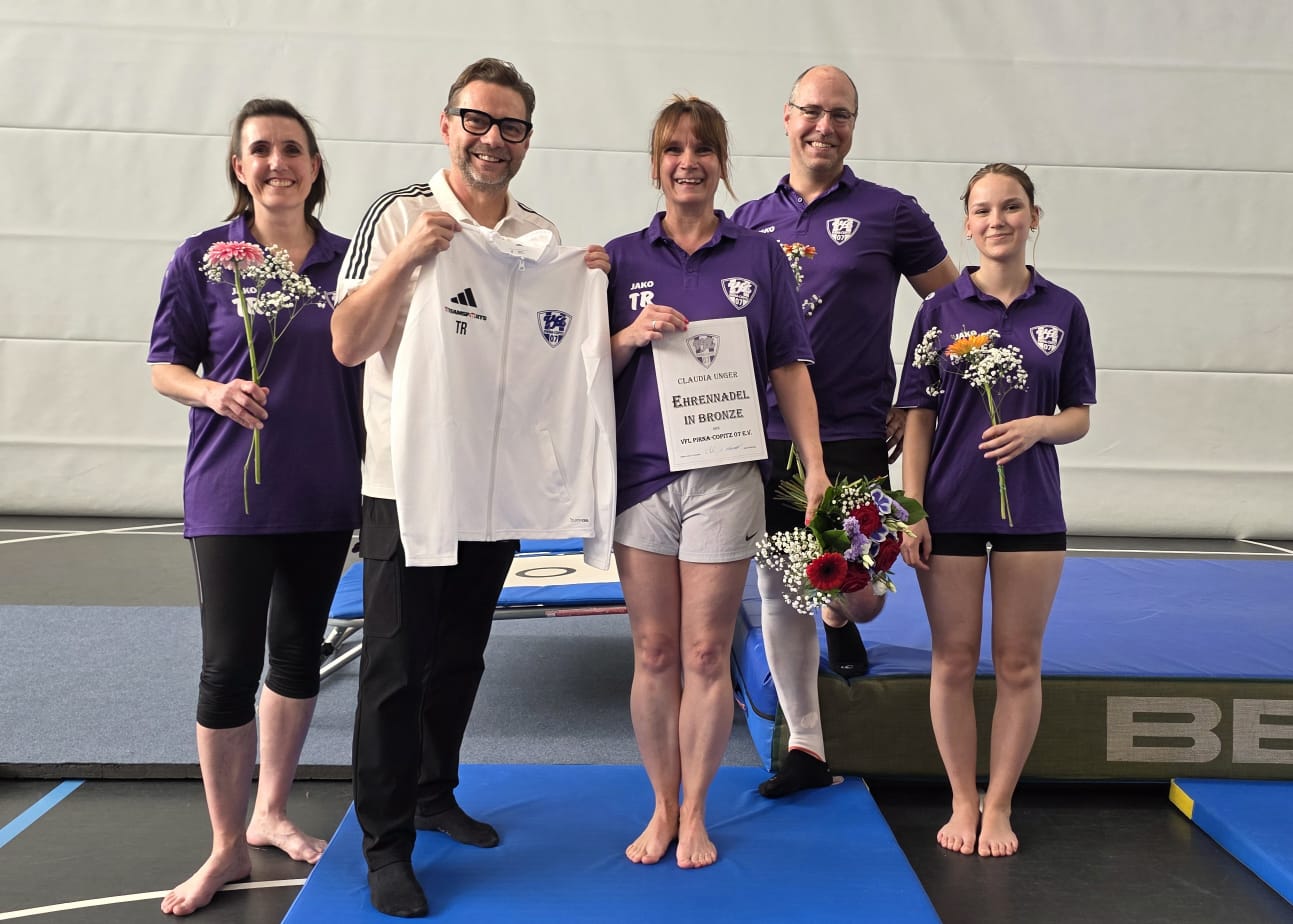 VfL-Geschäftsführer Rico Martin zeichnete Claudia Unger mit der VfL-Ehrennadel in Bronze aus. Foto: VfL