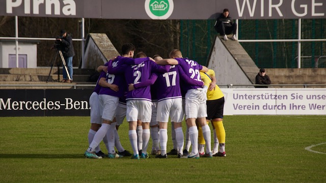 Teamgeist! Der VfL Pirna macht sich vor jedem Spiel gemeinsam stark. Foto: Marie Grasse