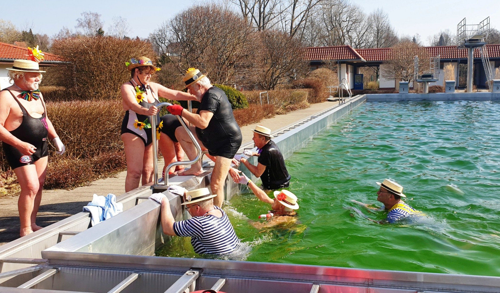 Kaltes Vergnügen: Gemeinsames Frühlingsschwimmen von den Pirnaer Eisbrechern und den Oederaner Eishaien. Foto: VfL/rr