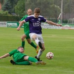 VfL-Stürmer Marcel Kleber setzt sich gegen seinen Gegenspieler durch und schießt. Foto: Marko Förster