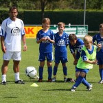 Ex-Bundesliga-Torschützenkönig Ulf Kirsten beobachtet die jungen Kicker beim Torschuss. Foto: Marko Förster