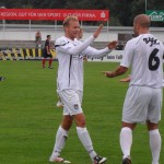 Abklatschen: John Braun und VfL-Trainer Elvir Jugo. Foto: VfL/rz