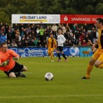 VfL-Torwart Lohse ist vor dem Dynamo-Probestürmer am Ball. Foto: Marko Förster