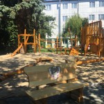 Schick und praktisch: Eine Bank mit VfL-Logo schmückt den Holzspielplatz. Foto: VfL